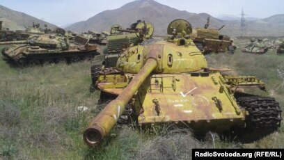 колготкасын шешіп, орнына қойды