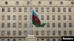 Flamuri i Azerbajxhanit i ulur në gjysmështizë. Baku, 26 dhjetor 2024. 