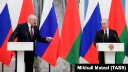 Беларусьтің авторитар билеушісі Александр Лукашенко (сол жақта) және Ресей президенті Владимир Путин кездесуден кейін баспасөз мәслихатында тұр. Кремль, Мәскеу, 9 қыркүйек 2021 жыл.