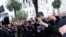 Еще в начале выступлений сход делегировал 16 человек к Анквабу с предложением прийти к собравшимся. Когда делегаты вернулись, один из них рассказал, что президент принял их вежливо, но сказал, что члены его команды не рекомендуют ему идти на сход