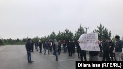 Предприниматели на акции протеста перед зданием акимата. Шымкент, 21 апреля 2021 года.