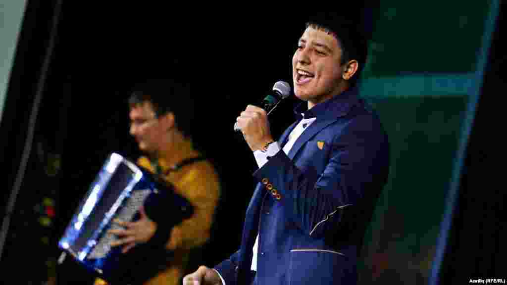 Данир Сабировның энесе Назир Сабиров җырлый