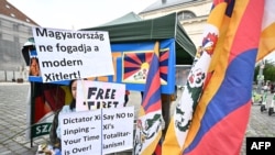 Tibeti aktivisták és támogatók háromnapos tiltakozásra készülnek Budapest központjában 2024. május 8-án, a kínai elnök látogatása előtt, aki május 8-án este érkezett Budapestre