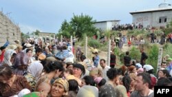 Etnici uzbeci refugiați la granița cu Uzbekistanul