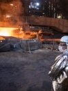 Muncitori pe platforma de turnare a Furnalului 5, singurul operațional la Combinatul siderurgic din Galați. De zece luni activitatea sa este oprită.