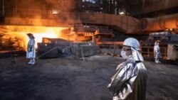 Muncitori pe platforma de turnare a Furnalului 5, singurul operațional la Combinatul siderurgic din Galați. De zece luni activitatea sa este oprită.