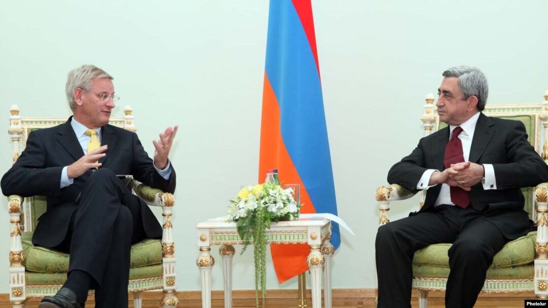 Arxiv foto: İsveçin Xarici İşlər naziri Carl Bildt (solda) Ermənistan prezidenti Serzh Sarkisian-la görüşərkən. 14 iyun 2011