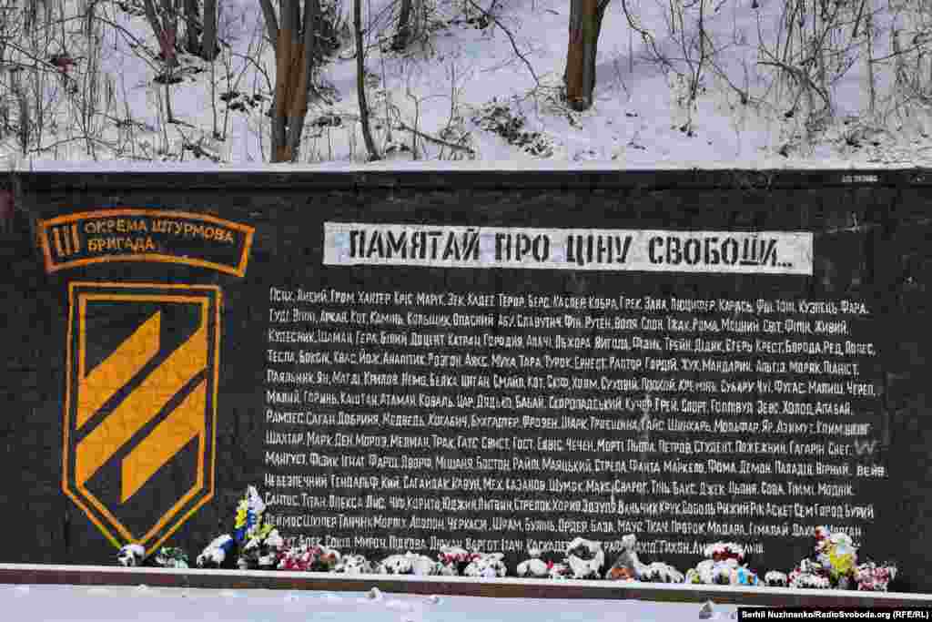 На підпірній стіні у Протасовому Яру в Києві є стінопис: «Памʼятай про ціну свободи», присвячений військовим Третьої окремої штурмової бригади (3-тя ОШБр), які віддали своє життя заради свободи та незалежності України
