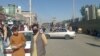 Ljudi hodaju ulicom oko aerodroma u Kabulu, 27. augusta 2021.