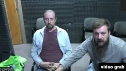 Александр Чикало (слева) и Иван Близнюк (справа) по видеосвязи из тюрьмы на заседании суда Буэнос-Айреса, 29 апреля 2021 года