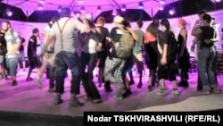 Музыкальная какофония и постоянный гул, доносящийся из заведений, мешают не только спать, но и просто отдыхать после тяжелого рабочего дня. У полиции, которую жители периодически вызывают, ответ один: обращайтесь в суд