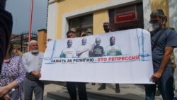 Rostov-na-Donu mahkemesi ögünde mahküm etilgenlerge qoltutuv aktsiyası, 2021 senesi avgustnıñ 16-sı