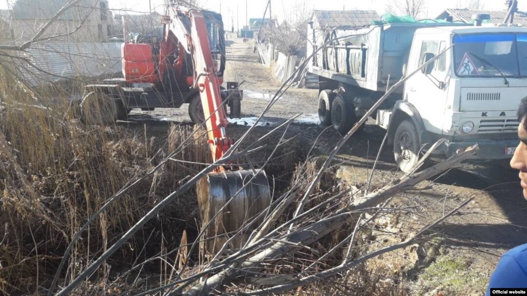 Токмоктогу арыктарды тазалоо.