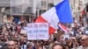 Снимка от протестите в Париж на 31 юли. На плаката пише "Не на здравния пропуск. Не на дискриминацията. Да на мира."