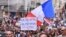 Снимка от протестите в Париж на 31 юли. На плаката пише "Не на здравния пропуск. Не на дискриминацията. Да на мира."