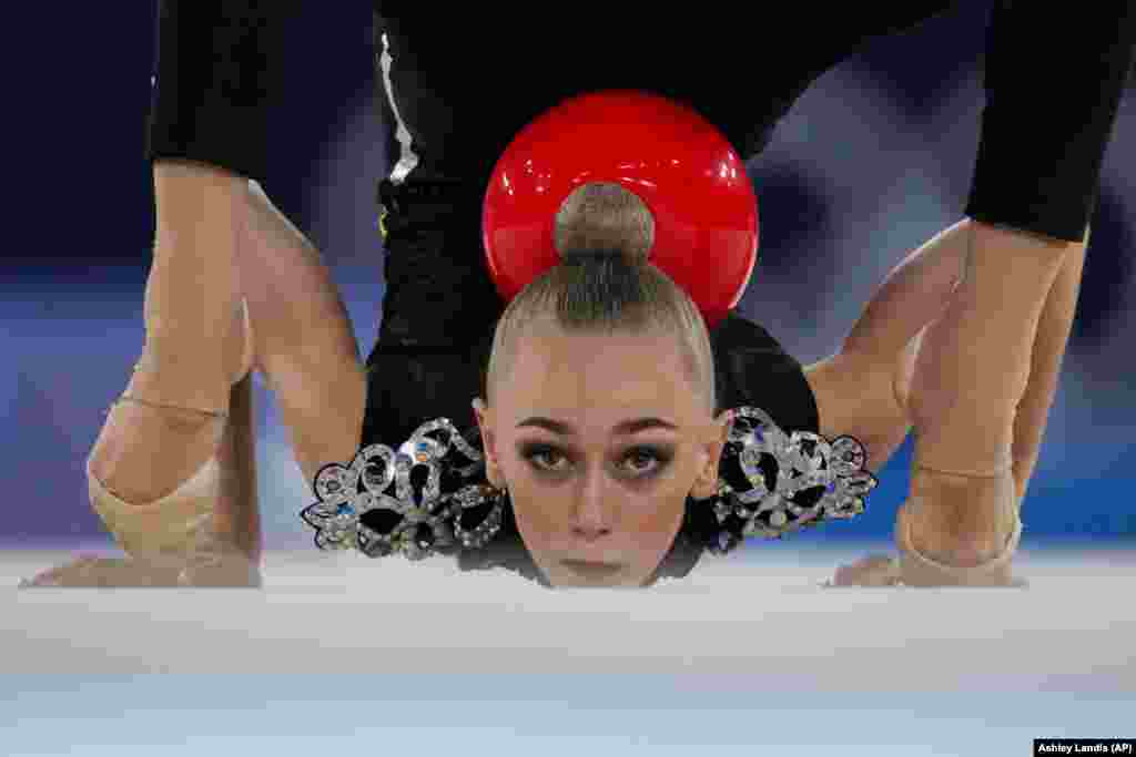 Viktoriia Onopriienko nga Ukraina performon gjatë konkursit të gjimnastikës ritmike në Lojërat Olimpike Tokio 2020, 6 gusht, 2021.