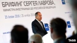ՌԴ ԱԳ նախարար Սերգեյ Լավրովն ասուլիսում խոսում է Ռուսաստանի և Եվրամիության հարաբերությունների մասին, Մոսկվա, 25 հոկտեմբերի, 2016թ.