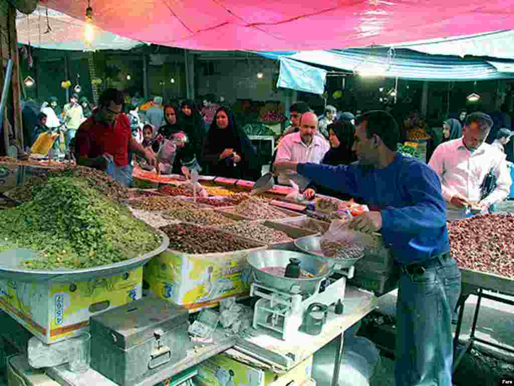 خرید شب عید، بازار خرم آباد. عکس از فارس