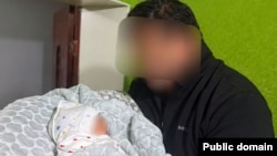 16 октября управление внутренних дел Душанбе опубликовало эту фотографию вместе с сообщением об обнаружении пропавшего из роддома младенца 
