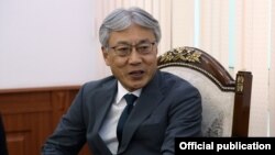 Сигэки Маэда Кыргызстандын тышкы иштер министри Чыңгыз Айдарбеков жолугушуу учуру.
