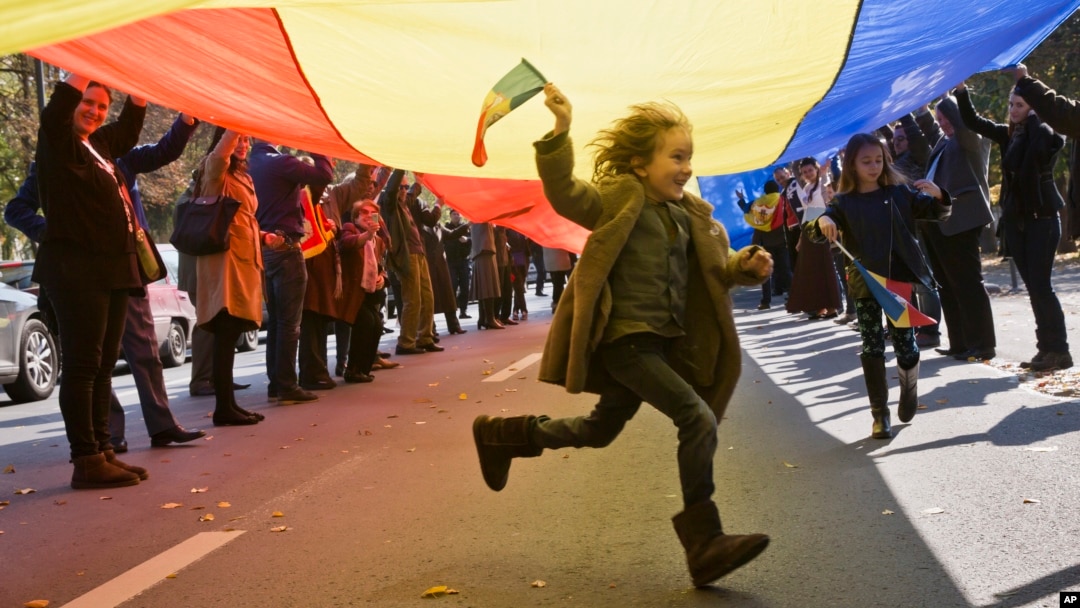 Mihai I nu a fost vreodată cel mai bogat om din țară. În România monarhică, existau multe familii bogate și destule mult mai bogate decât Familia Regală. Comunismul a sărăcit uniform și a propagat ideea că a fi bogat e ceva rău. (În imagine: Marș în onoarea Regelui Mihai, 2015)