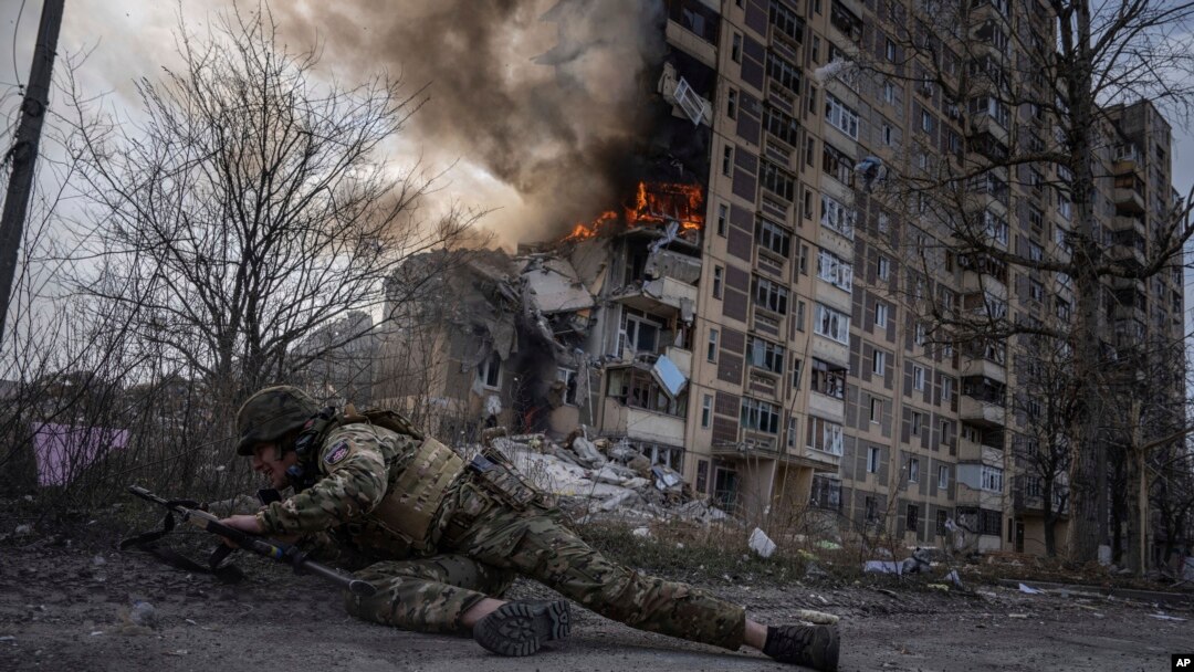 Un militar ucrainean se adăpostește în timpul unui atac aerian rusesc asupra orașului Avdiivka. Martie 2023. AP Photo