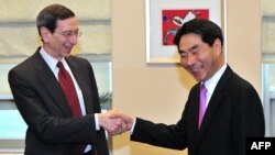 South Korean Deputy Foreign Minister Kim Jae-shin (right) meets with Robert Einhorn, the U.S. State Department's special adviser for nonproliferation and arms control, in Seoul on January 17.