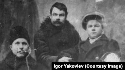 Алексей Егорович, Анисим Егорович и старший сын Анисима Игнатий. Середина 1920-х