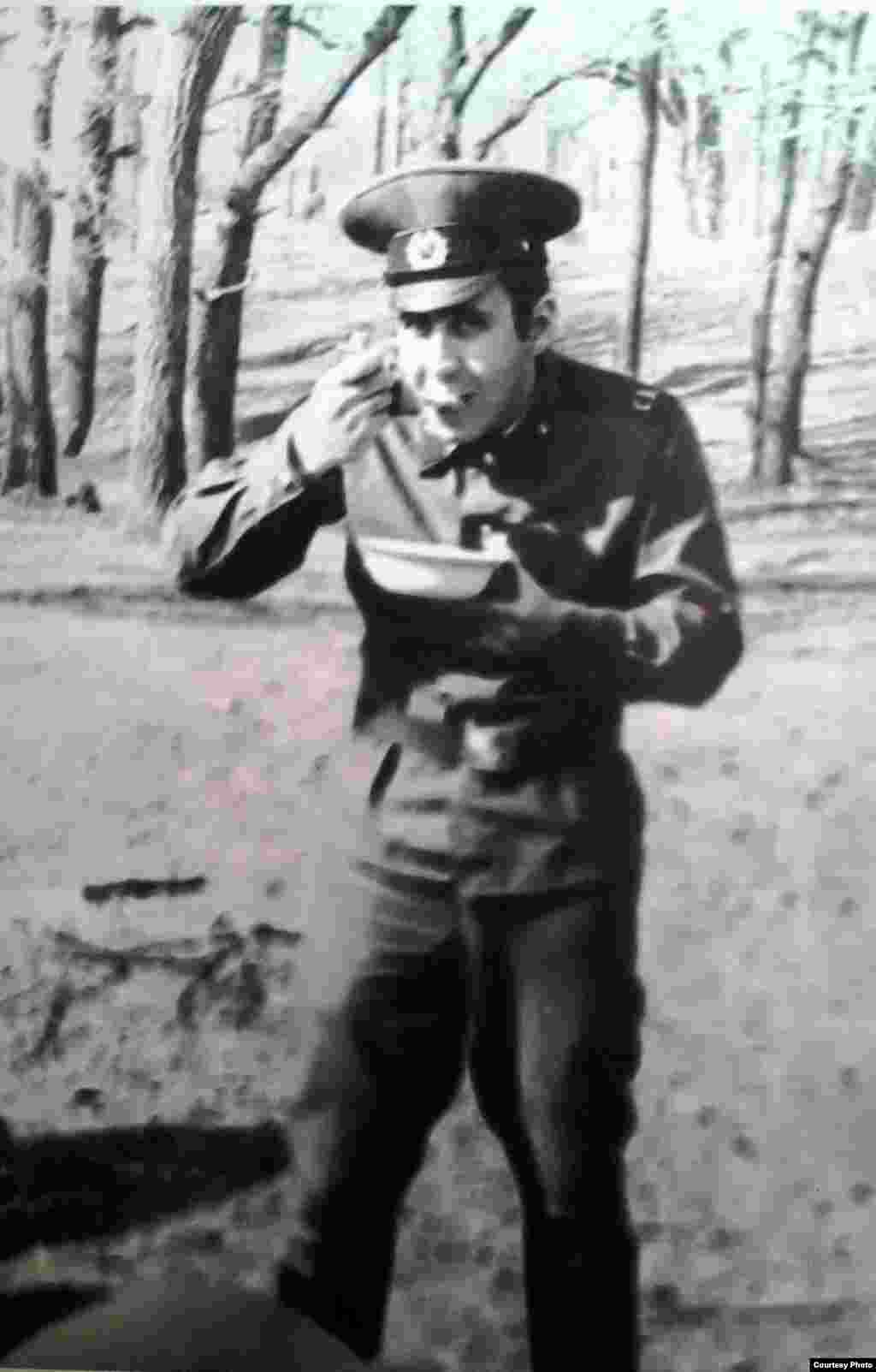 Ghenadi Babaean la armată, fotografie trimisă soției Tatiana. Pe verso: &bdquo;Soțul tău e atât de înfometat, încât înghite mâncare fierbinte&rdquo;. Samara, Rusia, 1973