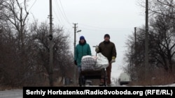 Жителі Лиману перевозять вціліле майно зі зруйнованого військами РФ будинку