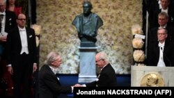 Շվեդիայի թագավոր Կարլ Գուստավ 16-րդը (աջից) ավստրիացի գրող Պետեր Հանդկեին է հանձնում գրականության ասպարեզում 2019 թվականի Նոբելյան մրցանակը, Ստոկհոլմ, 10-ը դեկտեմբերի, 2019թ․