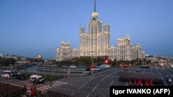 Ruski vojnici marširaju tokom proba za vojnu paradu povodom Dana pobjede u centru Moskve, 4. maja 2026.
