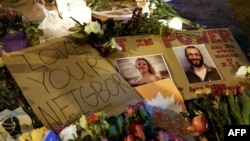 Възпоменателни снимки на застреляните от агенти на имиграционната служба ICE Рене Гуд и Алекс Прети, поставени в центъра на Минеаполис, щата Минесота.