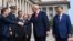 Președintele SUA, Donald Trump, îi strânge mâna lui Zheng Shanjie, președintele Comisiei Naționale pentru Dezvoltare și Reformă din China, sub privirile liderului chinez Xi Jinping (dreapta), la Marele Palat al Poporului din Beijing, pe 14 mai.