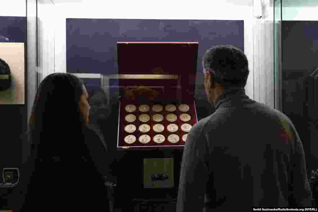 Набір памʼятних медалей.«У памʼять 200-річчя Перемоги у Вітчизняній війні» – подарунок від президента РФ Володимира Путіна. 2012 рік