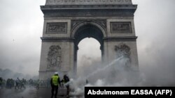 Demonstranți din „vestele galbene” și poliție la Arcul de Triumf, la Paris, 1 decembrie 2018