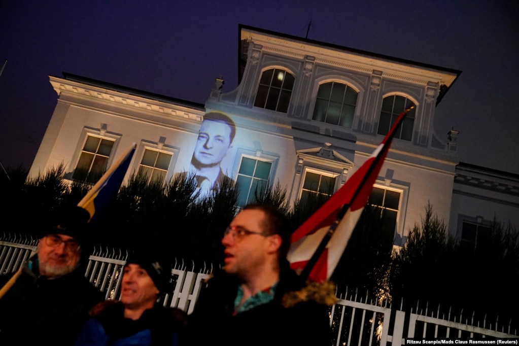 Një imazh i Presidentit ukrainas Volodymyr Zelenskyy projektohet në ndërtesën e Ambasadës Ruse në Kopenhagen, Danimarkë, në shkurt 2023.