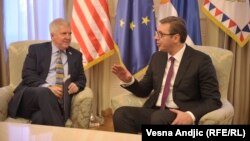 Presidenti i Serbisë, Aleksandar Vuçiq dhe ambasadori amerikan në Beograd, Kyle Scott