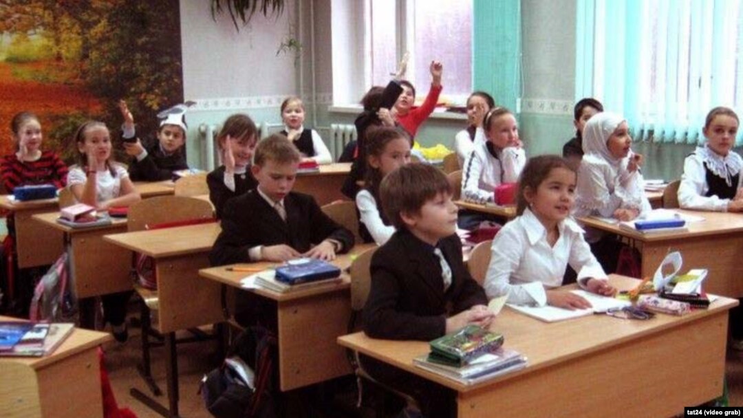 Русия төбәкләрендә мәктәпләрдә яулыклы кызлар очрый