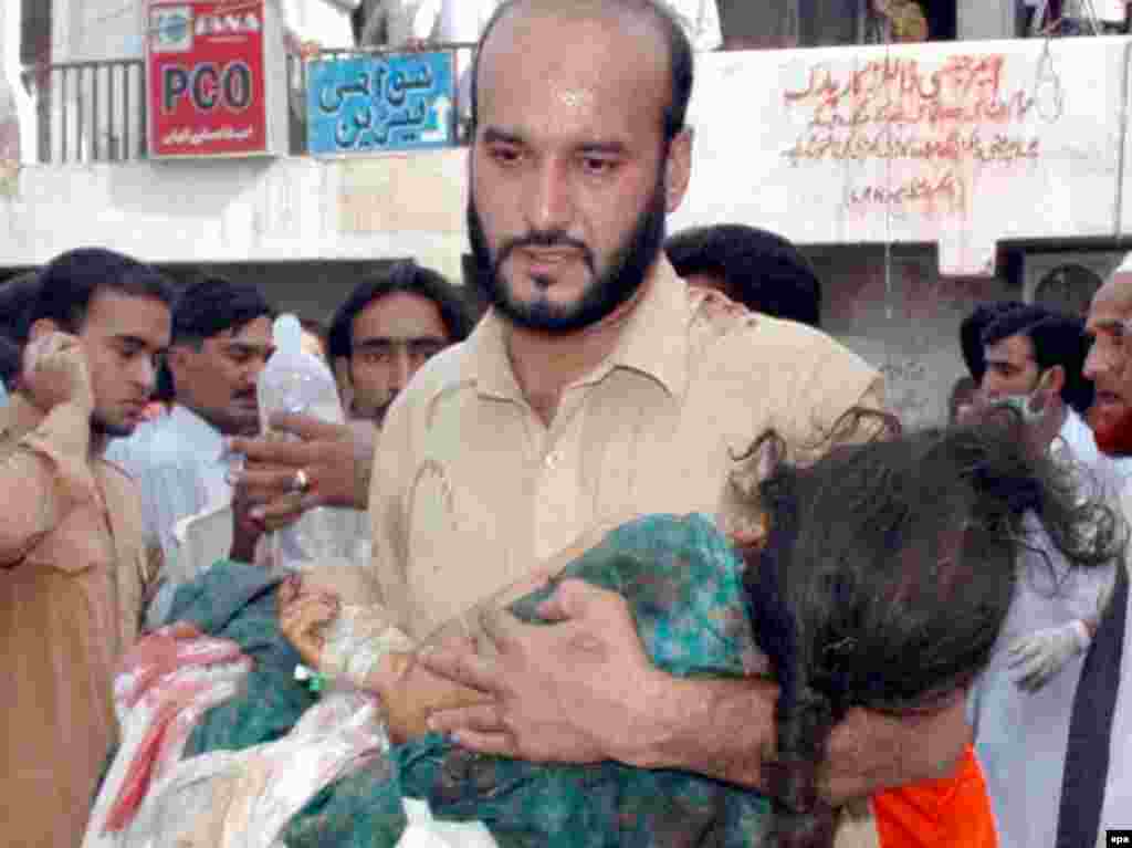 28 tetor '09 - Të paktën 105 njerëz kanë humbur jetën dhe më shumë se 200 janë plagosur nga sulmi me automjet-bombë në një treg në qytetin veriperëndimor të Peshavarit, në Pakistan.