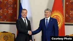 Глава Киргизии Алмазбек Атамбаев и премьер-министр России Дмитрий Медведев