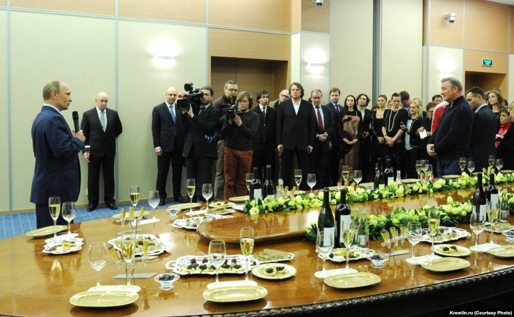 Putin takohet me organizatorët dhe pjesëmarrësit e ceremonisë së hapjes së Lojërave Olimpike të Soçit, më 7 shkurt 2014. Ndërtesa e re e rezidencës Bocharov Ruchey.