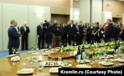 Путин встречается с организаторами и участниками церемонии открытия Олимпиады в Сочи, 7 февраля 2014-го. Новое здание резиденции "Бочаров ручей"