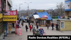 У Донецьку працюють і магазини, і ринки. 