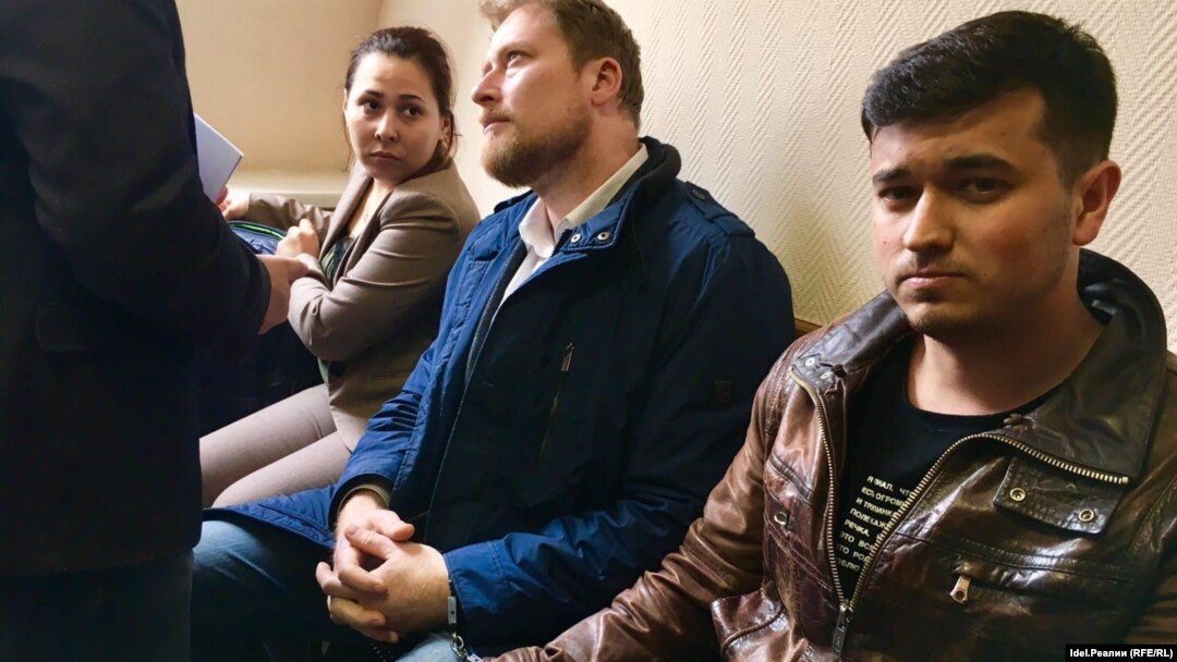 Эмиль Гараев (справа) в Кировском райсуде Казани 27 апреля