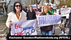 Учасниці маршу проти домашнього насильства в Херсоні, 8 березня 2017 року