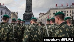 Салдаты ў Менску. Архіўнае фота