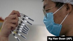 10 квітня на пресконференції Гао Фу заявив, що Китай «розглядає, як вирішити проблему, оскільки ефективність наявних вакцин не висока», а через день заявив, що виникло «повне непорозуміння» 
