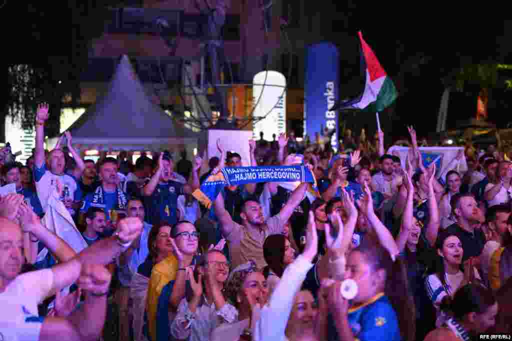 Sve utakmice reprezentacije pomno su se pratile širom BiH. Na fotografiji: jedan od organizovanih skupova u Sarajevu