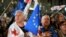 Manifestanți din Tbilisi, purtând steagurile Georgiei și Uniunii Europene, protestează fașă de adoptarea în Parlament a legii „agenților străini”. 